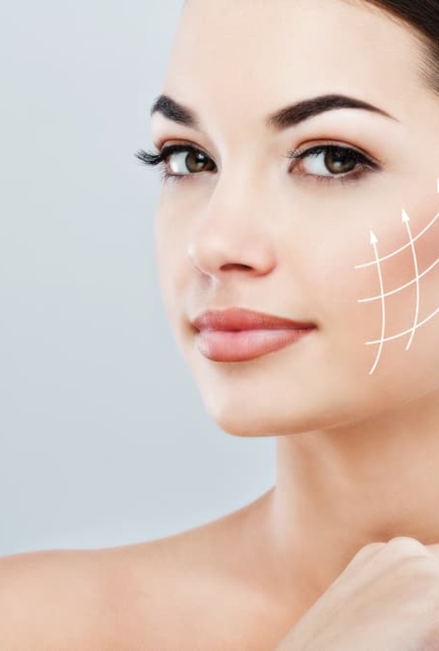 أضرار عملية شد الوجه بالخيوط الذهبية وكيفية تجنبها