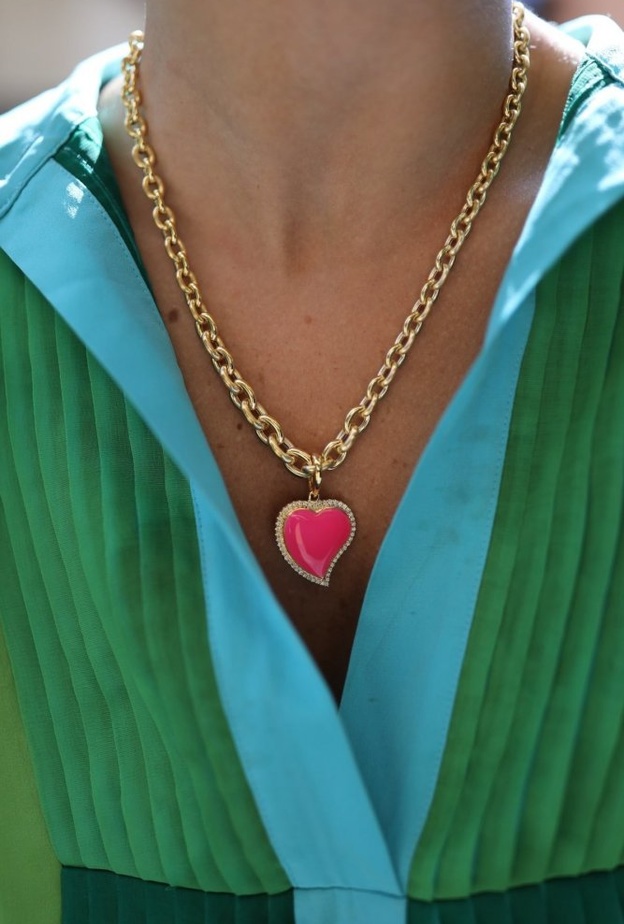  أشكال القلوب الرومانسية في سلاسل الذهب العصرية