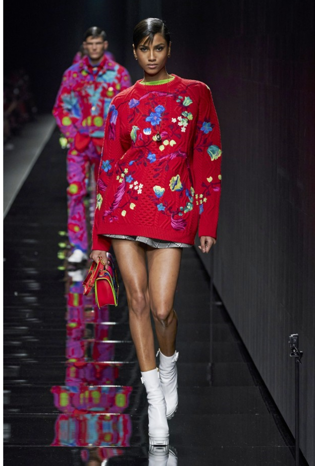 تألقي بالكنزة الحمراء المزيّنة بالورود وبقصة واسعة من دار Versace