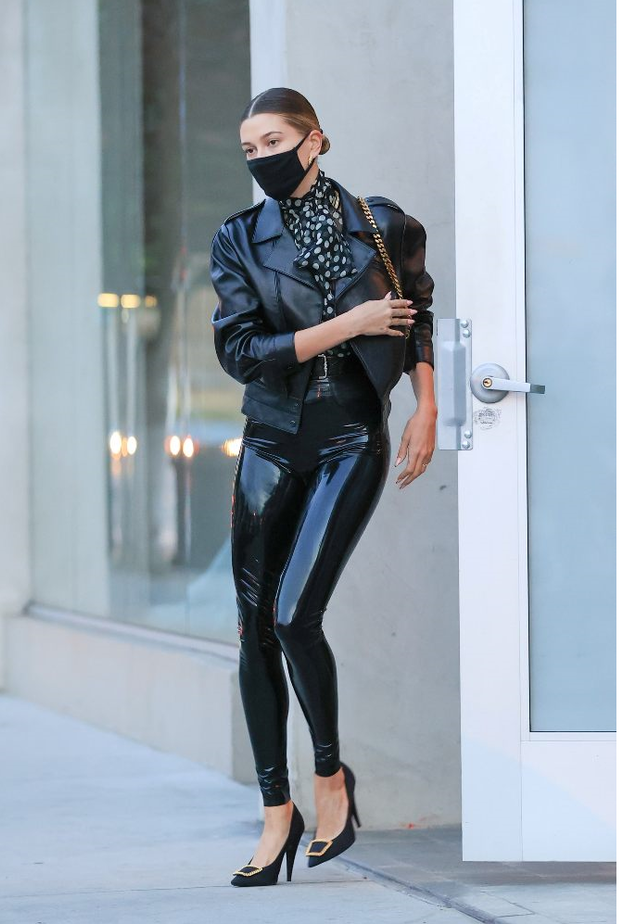 تألقت من خلال تنسيق البنطلون الجلد مع التوب بنقشة البولكا دوت والجاكيت الجلد