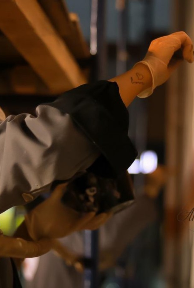  15 رساما ورسامة يشاركون في رسم جدارية تجميلية بجسر حي العوالي بالعاصمة المقدسة