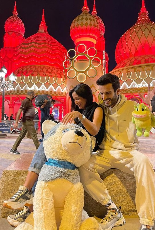 احتفالات المشاهير بيوم الحب تنطلق مبكرا