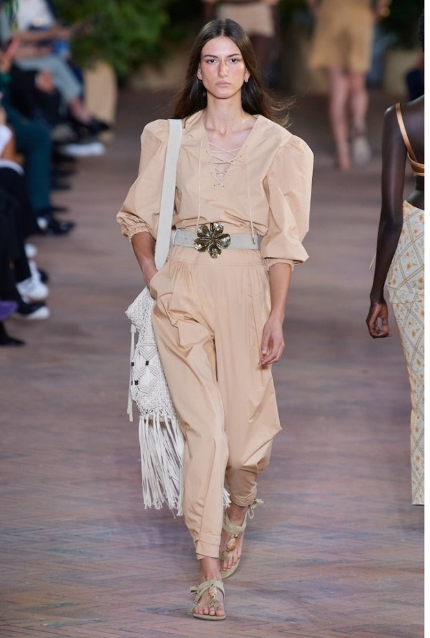 الشورت والقميص باطلالة شبابية بالبيج من Alberta Ferretti  