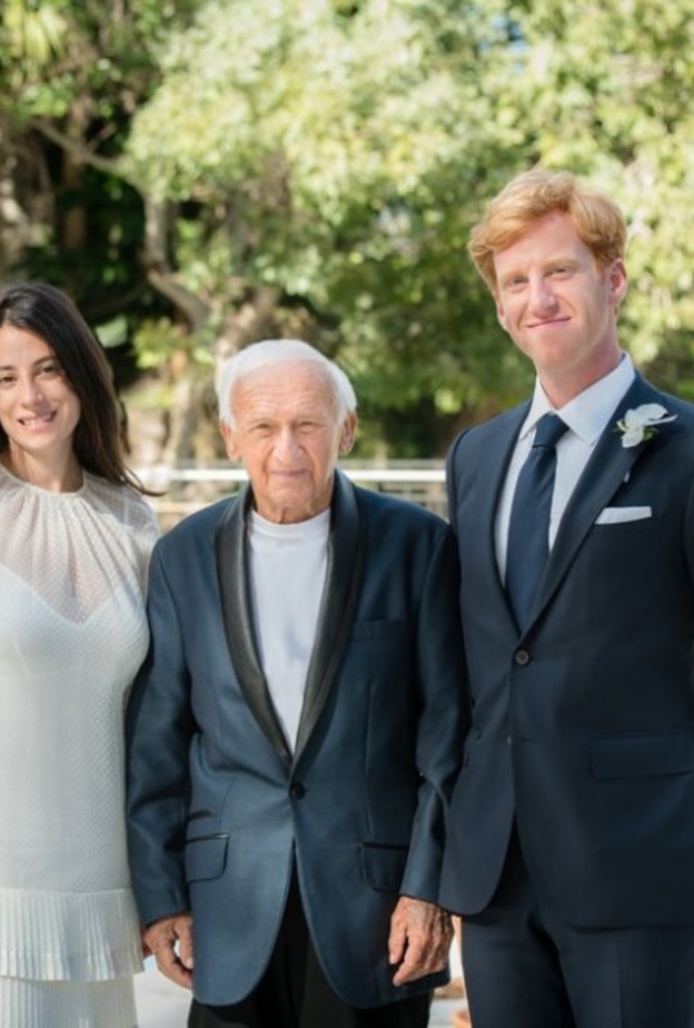  اختار العروسين الاحتفال مع جد العروس من والدتها بمناسبة عيد ميلاده المائة