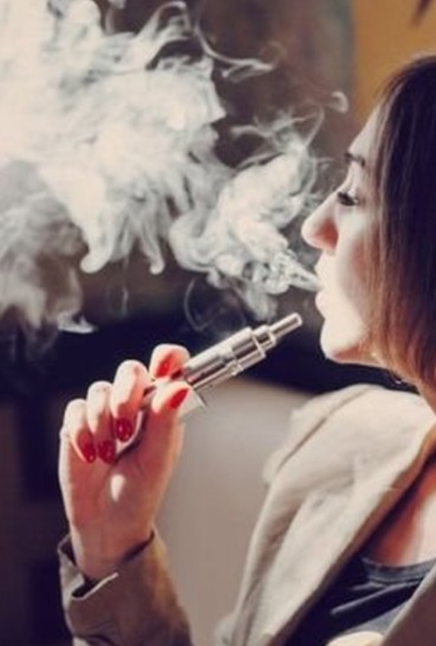 كيف يزيد دخان السجائر الإلكترونية من انتشار فيروس كورونا