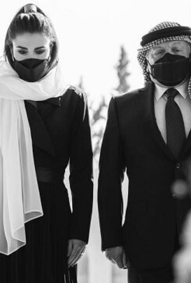  بالصور ملك الأردن وزوجته يزوران قبر والده الراحل