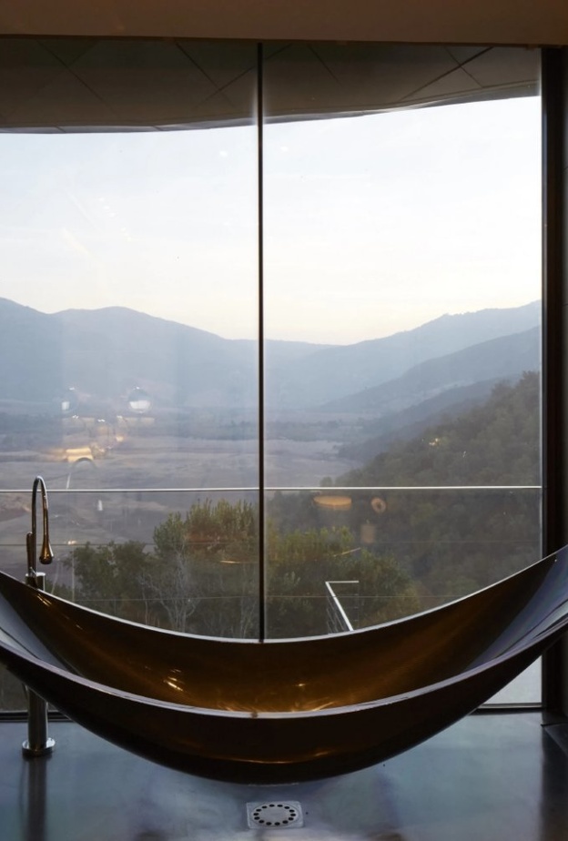 حوض استحمام معلق لديكور حمام مودرن وفريد