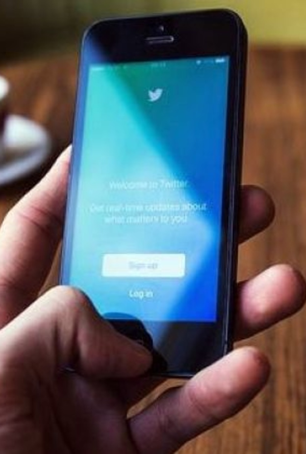 فرض رسوم على ميزات تويتر