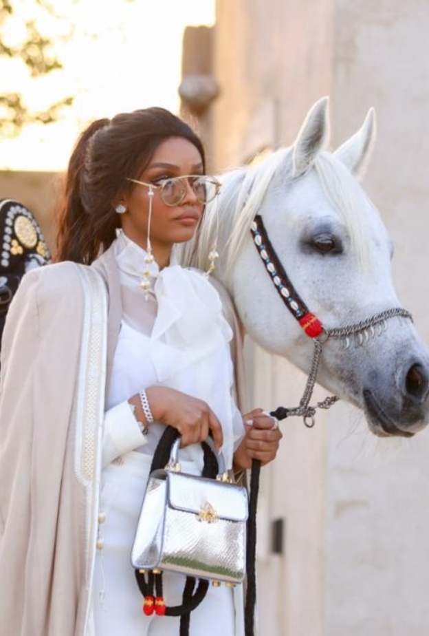 تصاميم مستوحاة من البشت من سجى اليوسف