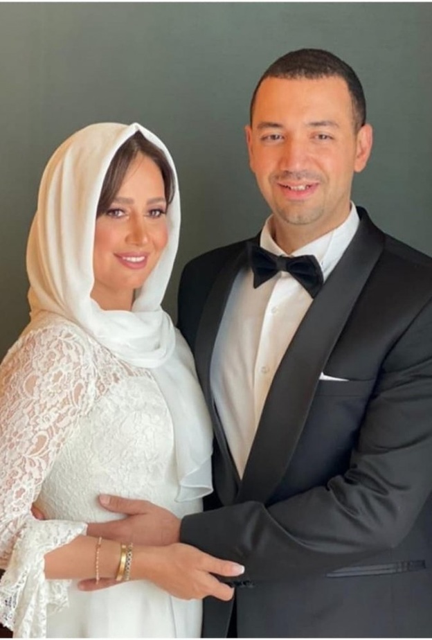 حلا شيحة ومعز مسعود خلال عقد قرانهما