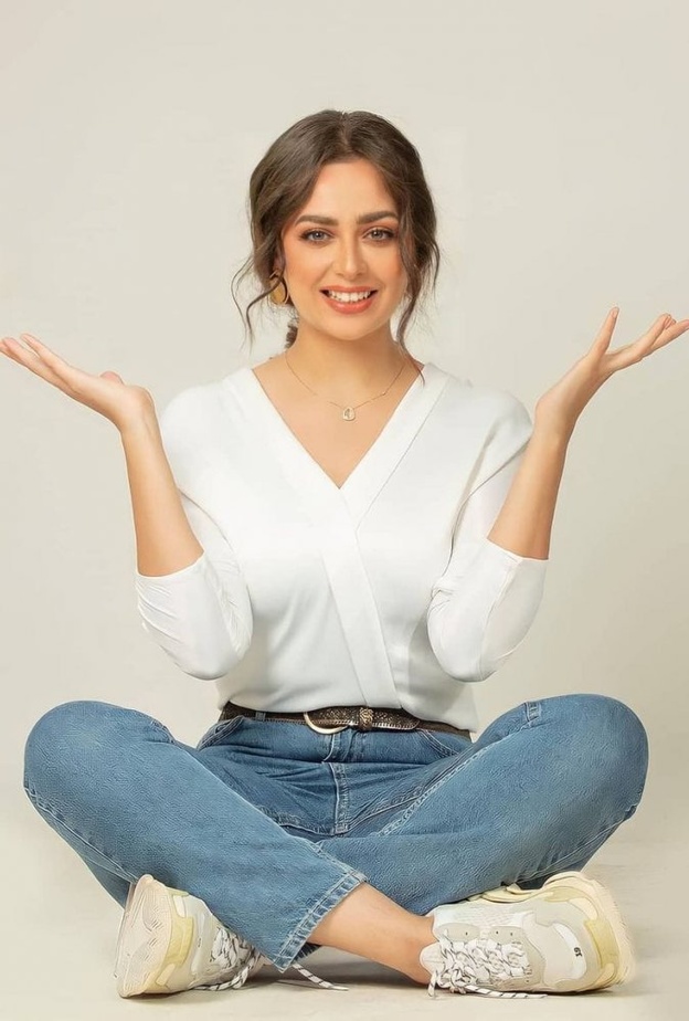  تنسيق في الجينز والتوب البيضاء اعتمدته هبة مجدي