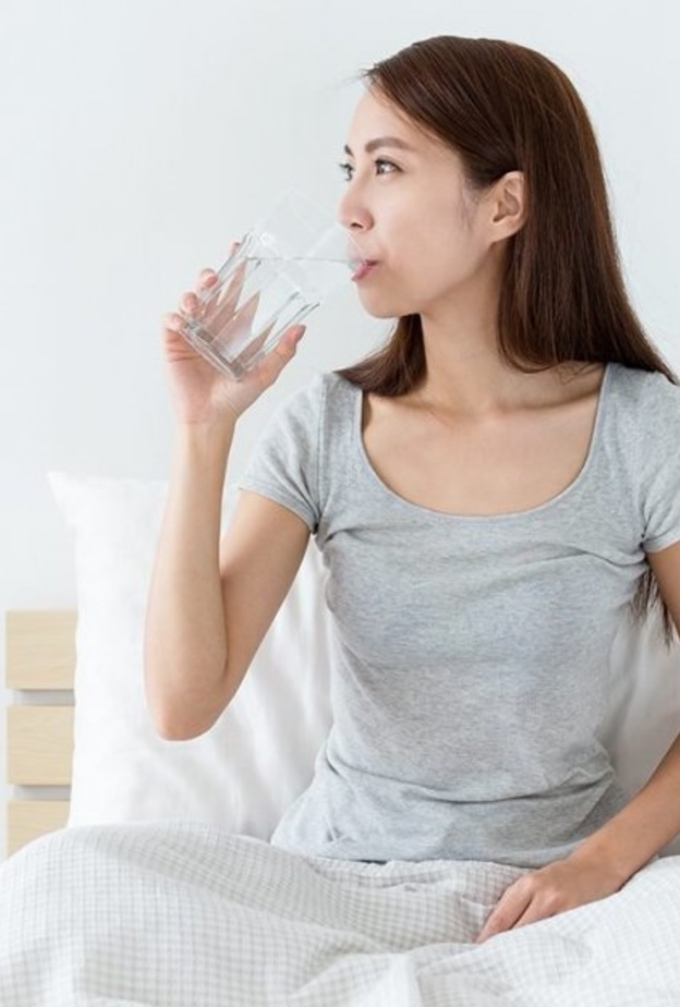  شرب الماء قبل النوم يساعد على النوم الجيد