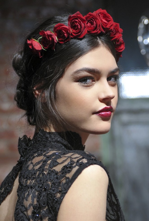 تسريحات شعر ناعمة مع اكسسوار لإطلالة ملفتة بمناسبة يوم عيد الحب