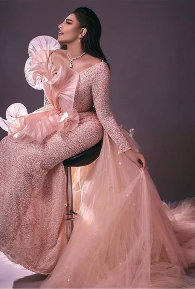 تألقت أحلال بتصميم حمل توقيع سارة مراد وتميّز الفستان بقصته الضيقة مع الطرحة التول