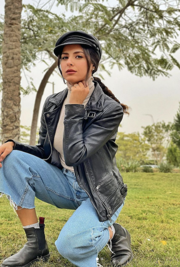  اعتمدت ريهام امين تنسيق في الجينز مع الجاكيت الجلد