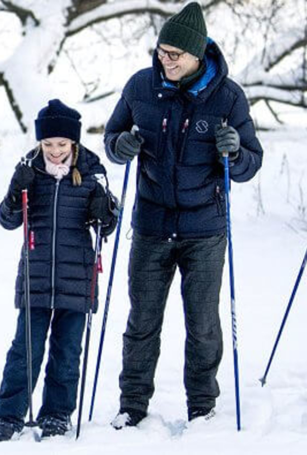 العائلة المالكة السويدية في نزهة تزلج