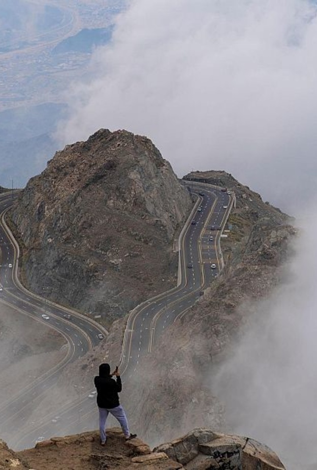 قمة جبل دكا فرصة سانحة لخوض مغامرة فريدة - المصدر وكالة الأنباء السعودية