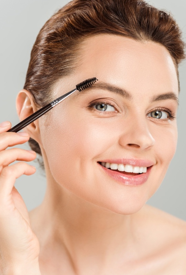 خلطات طبيعية لتنعيم الحواجب