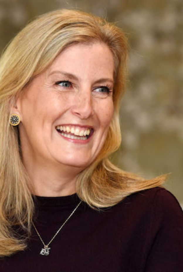 الكونتيسة صوفي تتألق بقلادة تحمل أسماء أحبابها