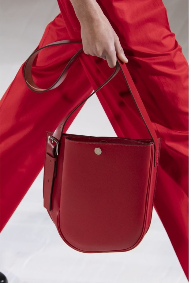 اكسسوارات باللون الأحمر مع الحقائب القوية من Hermes