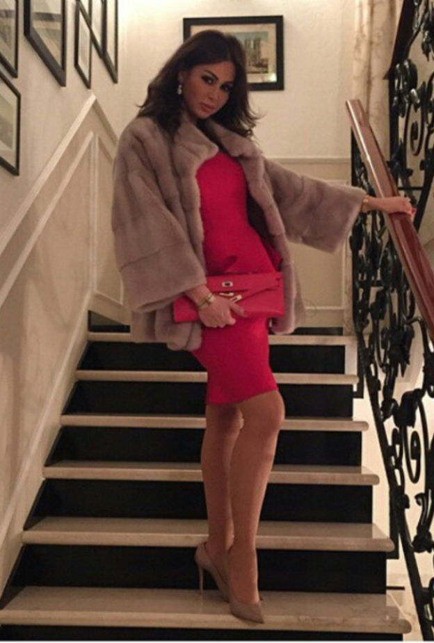 نسّقت كوليت الحلاني الفستان الأحمر الأنيق مع الجاكيت الفرو