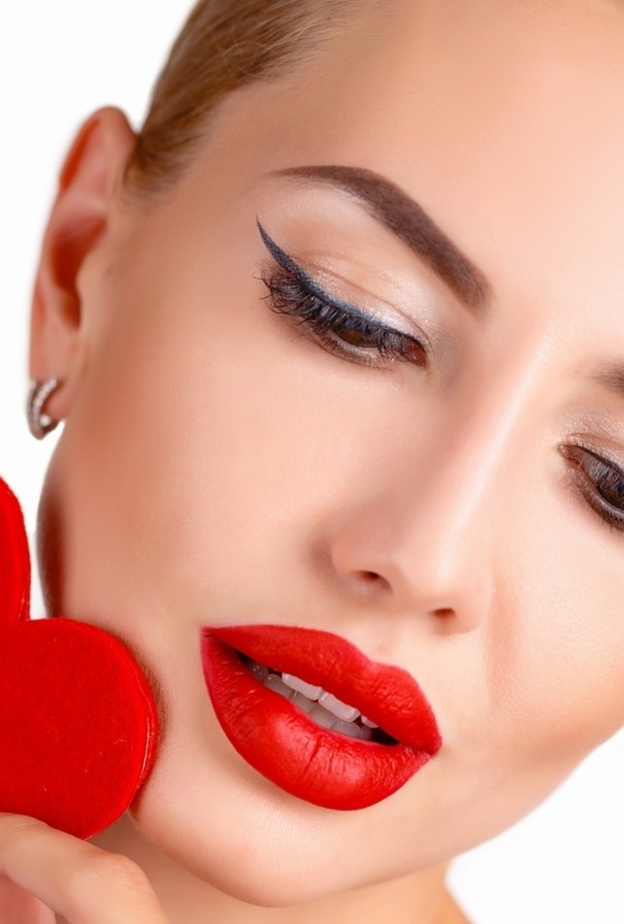  خطوات تطبيق مكياج مميز لسهرة فالنتاين في المنزل