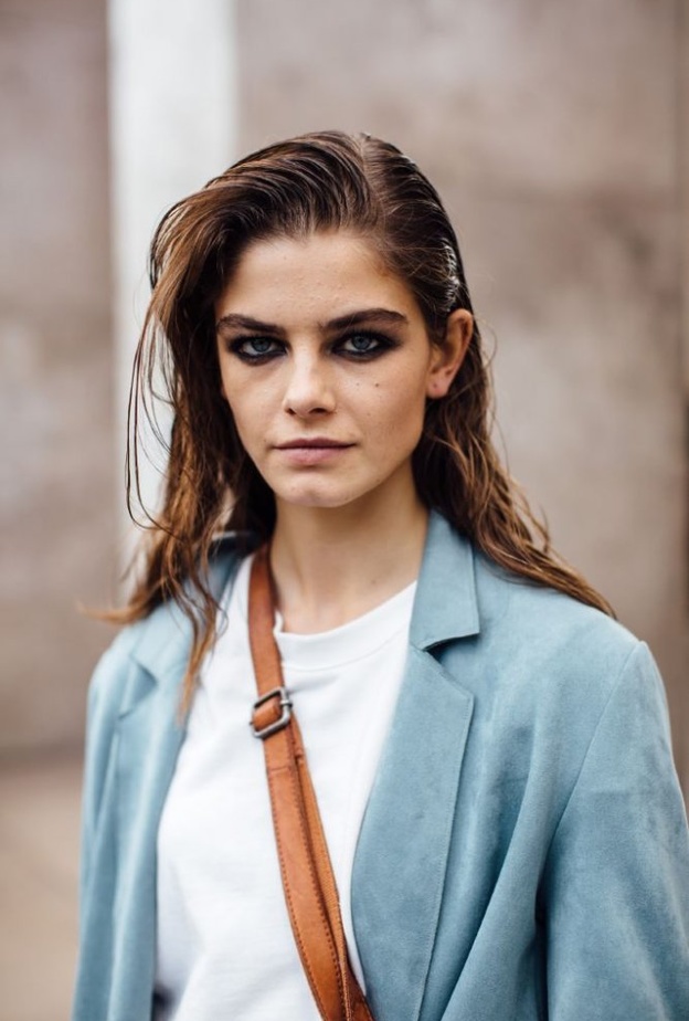 مكياج عيون سموكي قوي من وحي اطلالات الشارع لربيع 2021