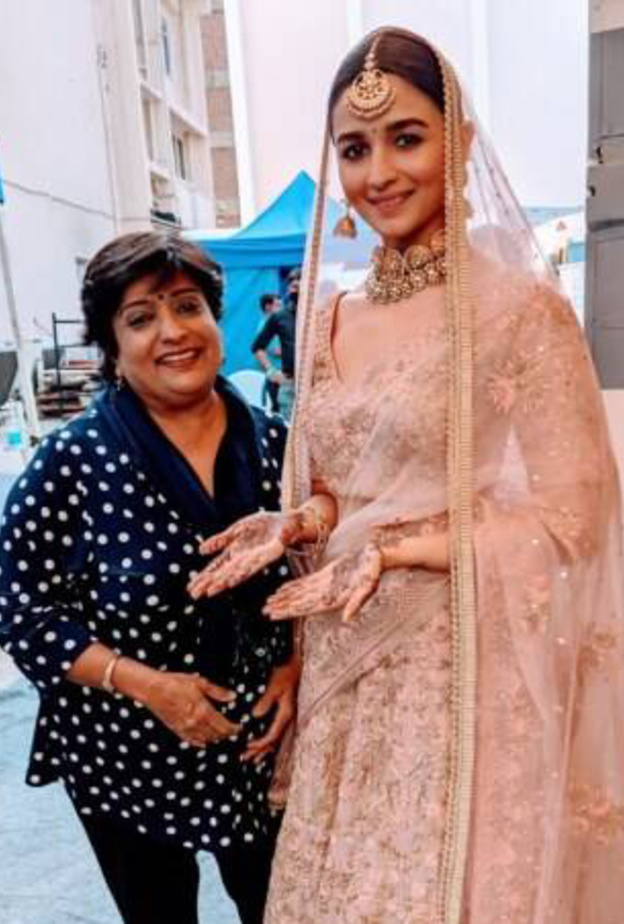 عليا بهات بإطلالة زفاف هندية تقليدية في أحدث جلسات تصويرها