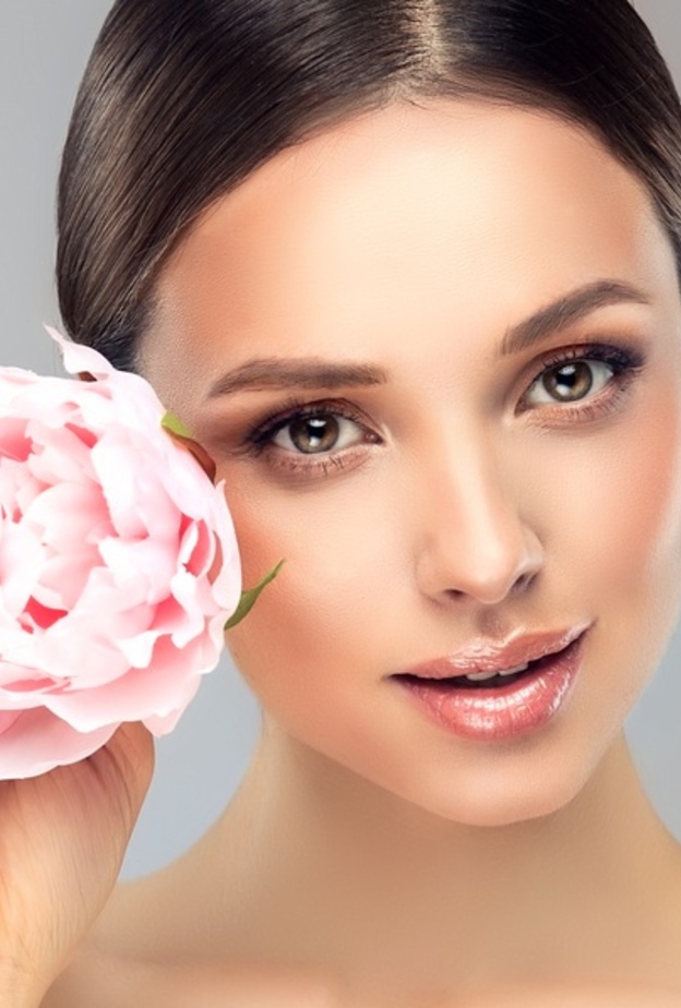  استخدامات ماء الورد الجمالية 2021