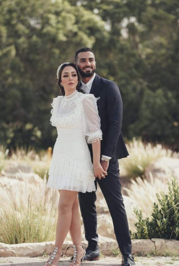  محمد الشرنوبي وراندا رياض اكتفيا بعقد القران