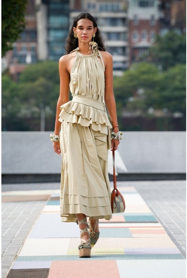  فستان السهرة القصير بصيحة الكشاكش باللونين الأبيض والأسود من Carolina Herrera