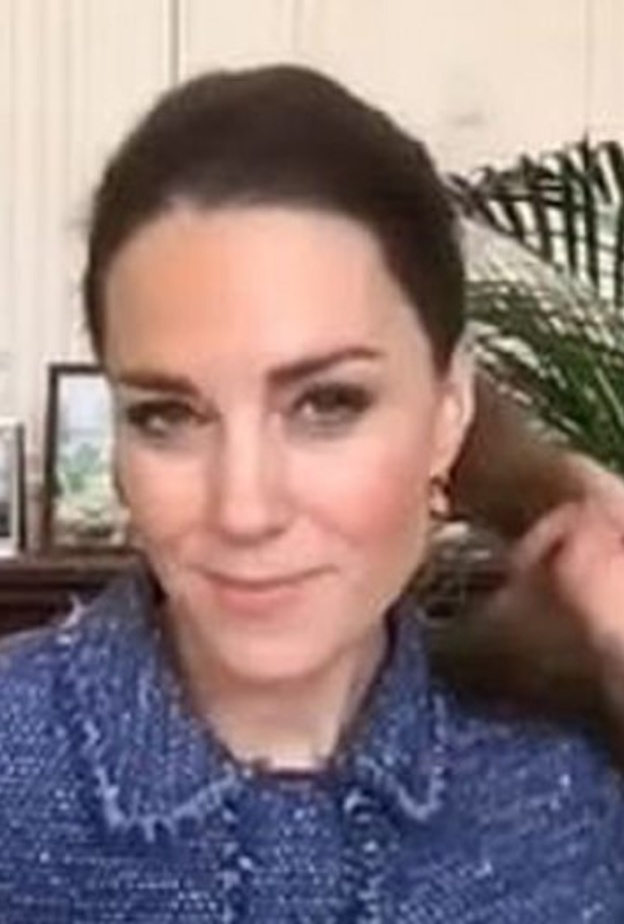 الكاميرا ترصد كيت ميدلتون وهي تقلد ابنتها الأميرة شارلوت