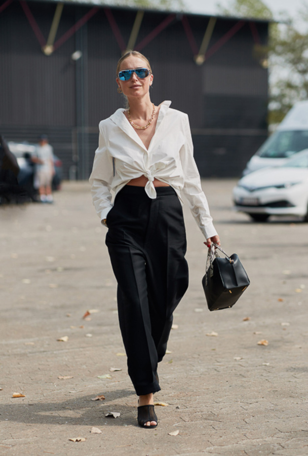 اعتمدي القميص الابيض بطريقة عصرية واستخدمي حيلة الربطة