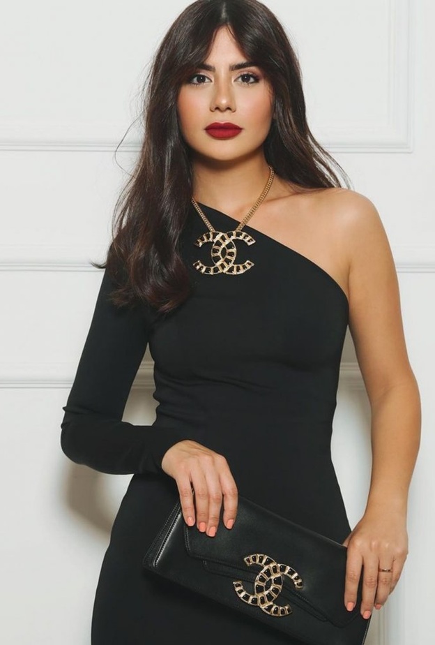 اطلالة ديما الاسدي يوم الحب بموضة الفستان الأسود الضيق