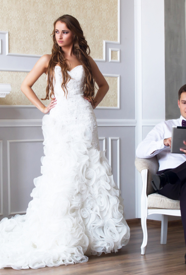  والد العروس يتخلى عنها في حفل الزفاف