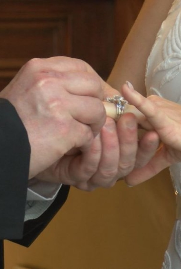 متجر فساتين زفاف يهدي فساتين مجاناً ،والسبب؟