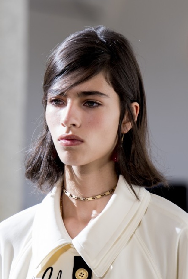 تسريحات الشعر المنسدل للمرأة العاملة