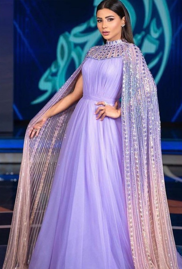 اطلالات مهيرة عبد العزيز بموضة الفستان البنفسجي بأسلوب الكاب 