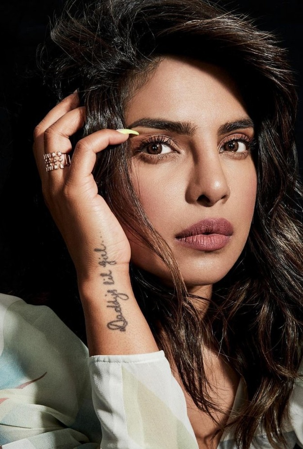 مكياج نهاري برونزي بأسلوب بريانكا شوبرا