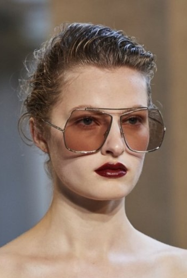 الوان احمر شفاه حمراء قوية من دار Max Mara 2021