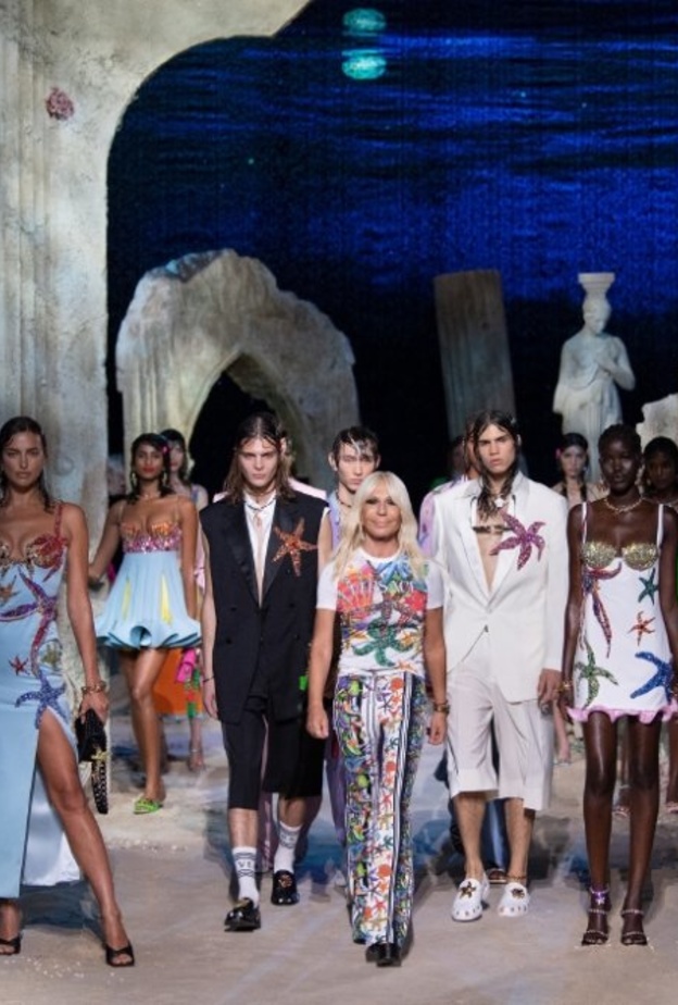 لأول مرّة بتاريخ الدار.. عرض أزياء Versace عبر بثّ رقمي