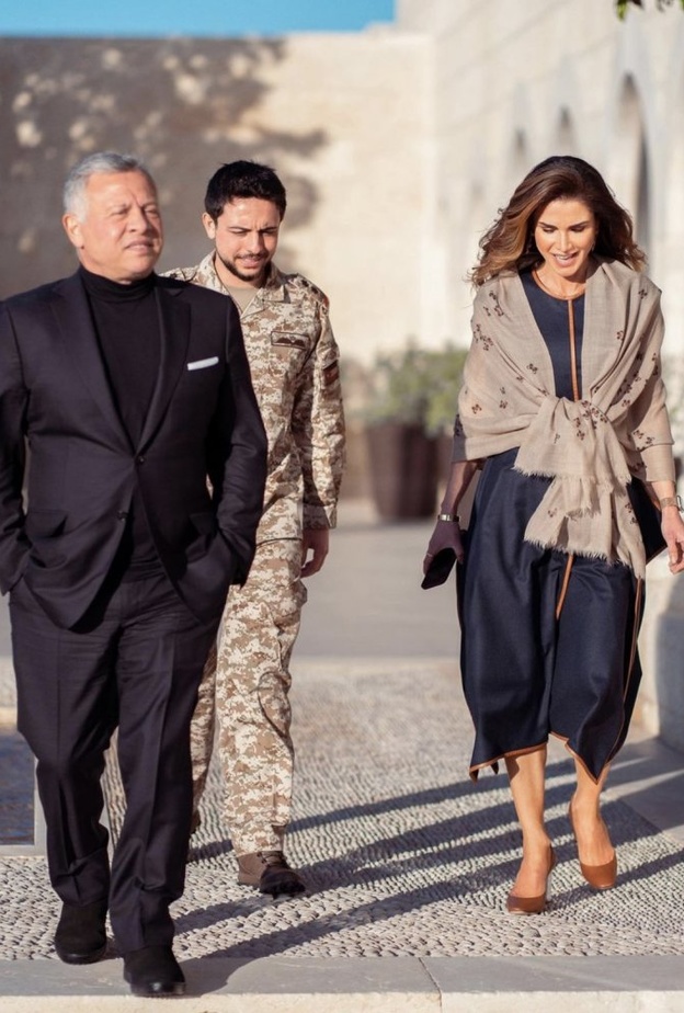 الملكة رانيا تستمتع بالأجواء الدافئة مع الملك عبدالله الثاني والأمير الحسين