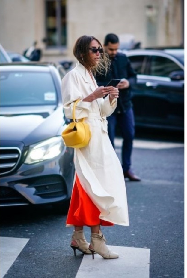 تنسيقات عصرية مميزة مع الحقيبة الصفراء موضة هذا الموسم