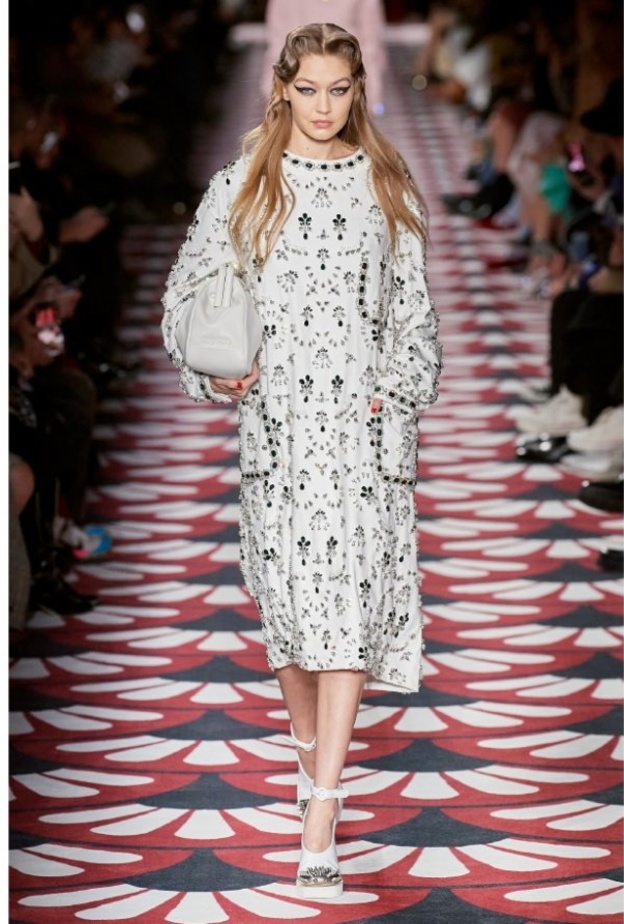 فساتين ناعمة لعقد القران من miu miu