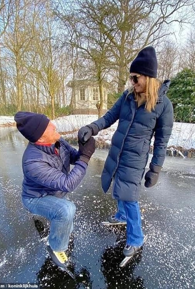  صورة طريفة لملك وملكة هولندا أعادا فيها ذكرى تقدمه بطلب الزواج منها