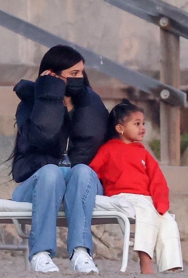 تنسيقات كاجوال اختارتها كايلي جينر لها ولابنتها