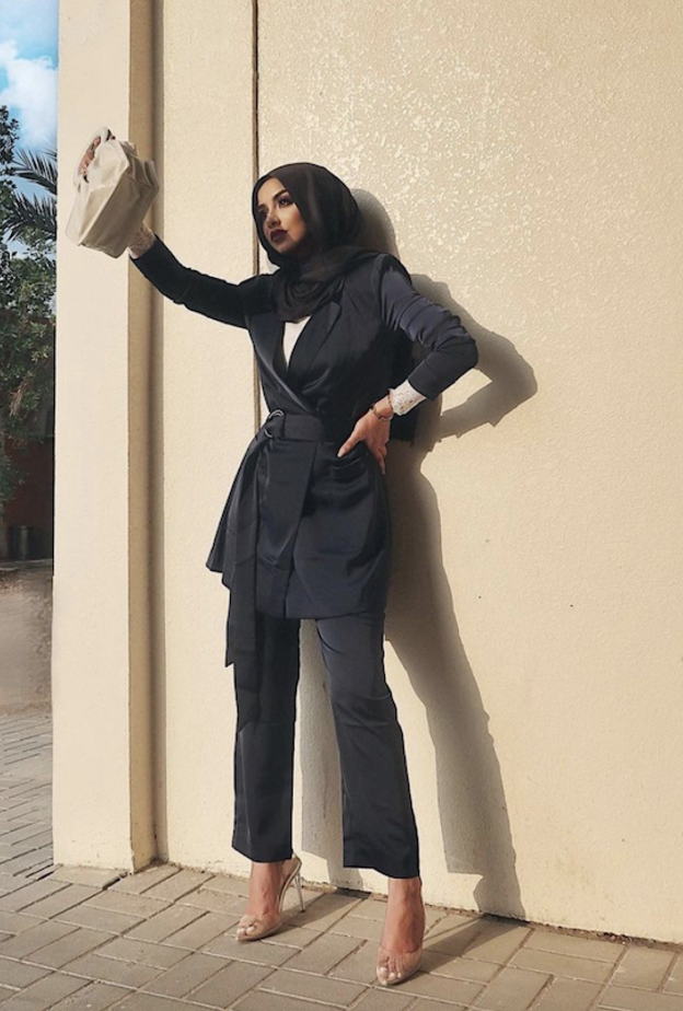 تنسيق انيق في البدلة الرسمية باللون الاسود اعتمدته سهى