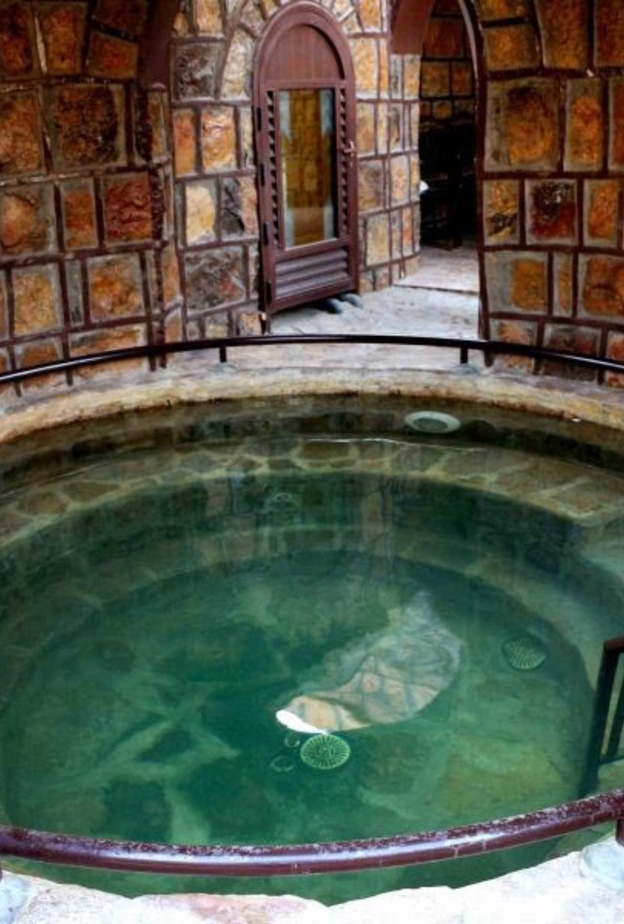 المياه الحارة في منطقة عين خت فرصة مثالية للعلاج من الأمراض