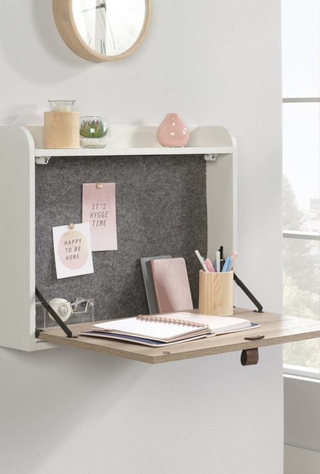 خزانة جدارية تحولت لمكتب منزلي صغير