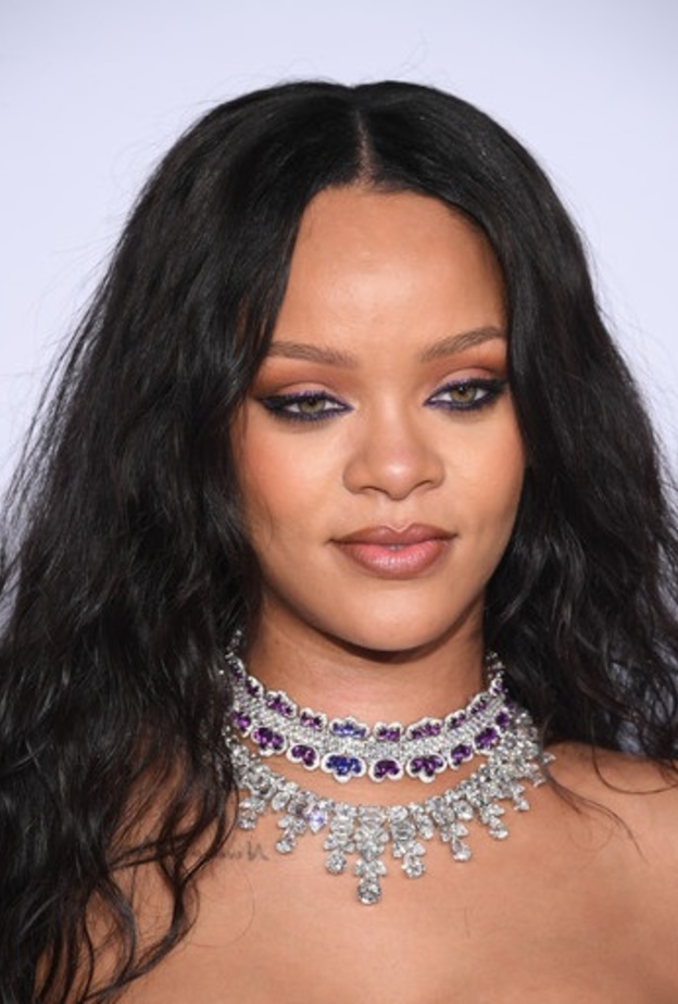  قلادات فاخرة اختارتها ريهانا من شوبارد